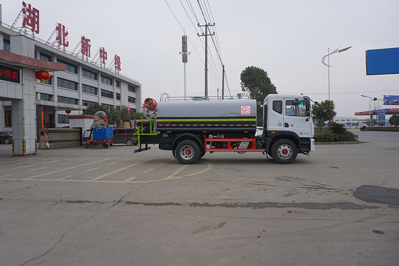 中潔牌XZL5180GPS6型東風(fēng)多利卡綠化噴灑車